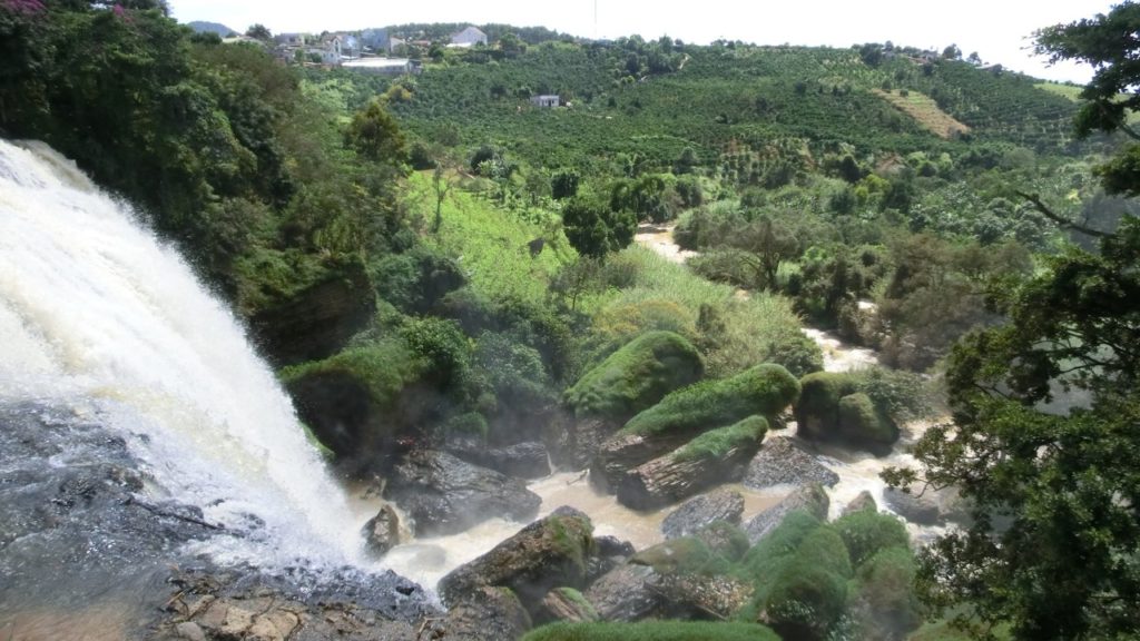 Die grünen Steinblöcke, die wie eine versteinerte Elephantenherde beim Trinken aussehen, haben dem Wasserfall seinen Namen gegeben.