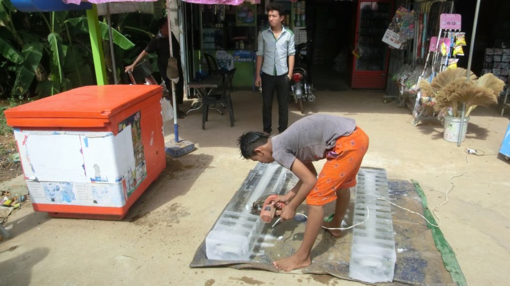 Eine Eislieferung wird geschnitten - Phnom Penh/Kambodscha