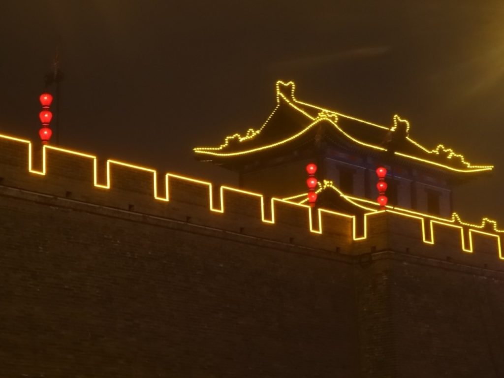 Abendbeleuchtung an der Stadtmauer von Xi'an, China