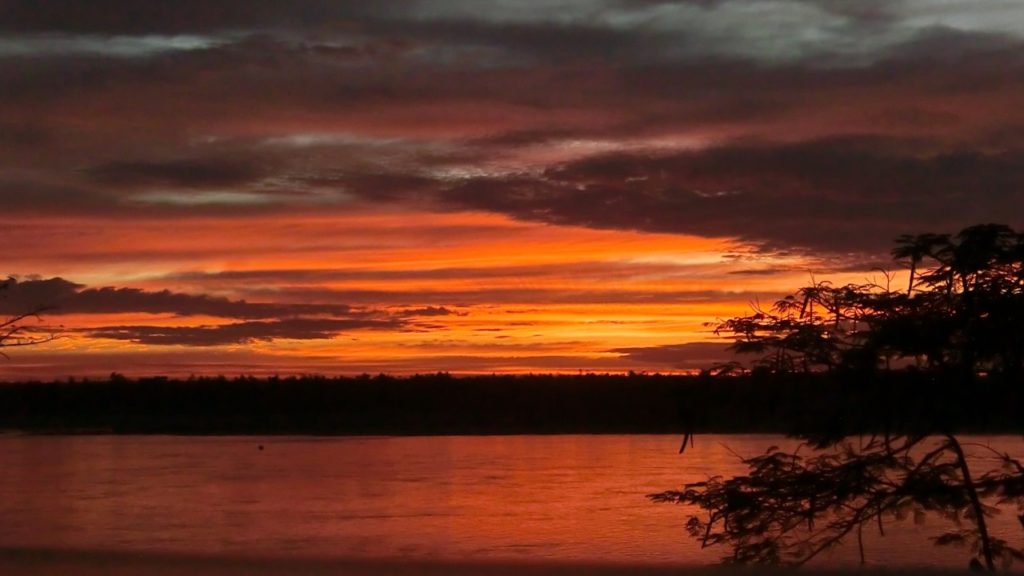 Die Sonnenuntergänge über dem Mekong sind legendär - hier in Kratie, Kambodscha.