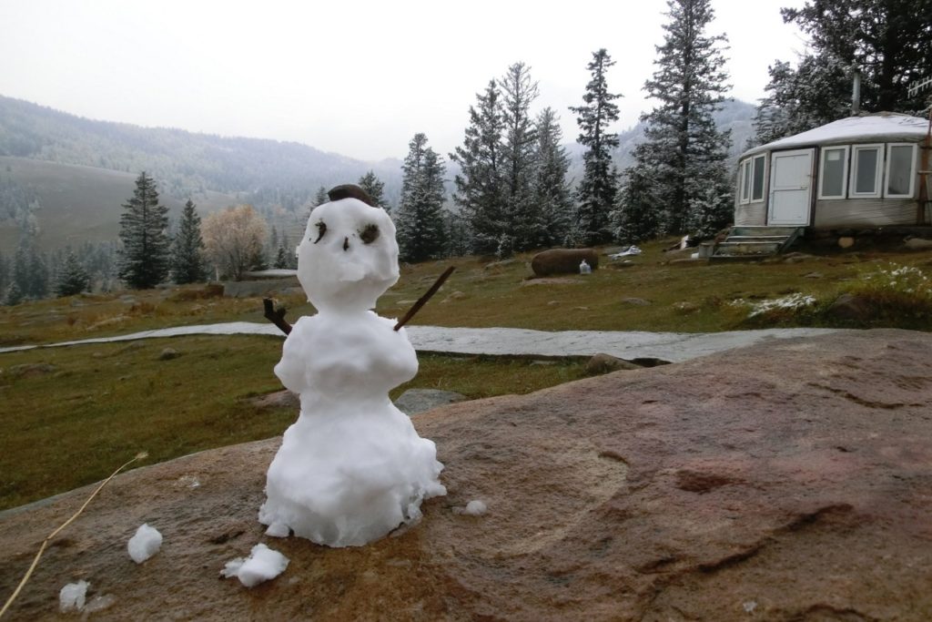 Unser erster (und wahrscheinlich letzter) Schneemann des Winters in der Mongolei